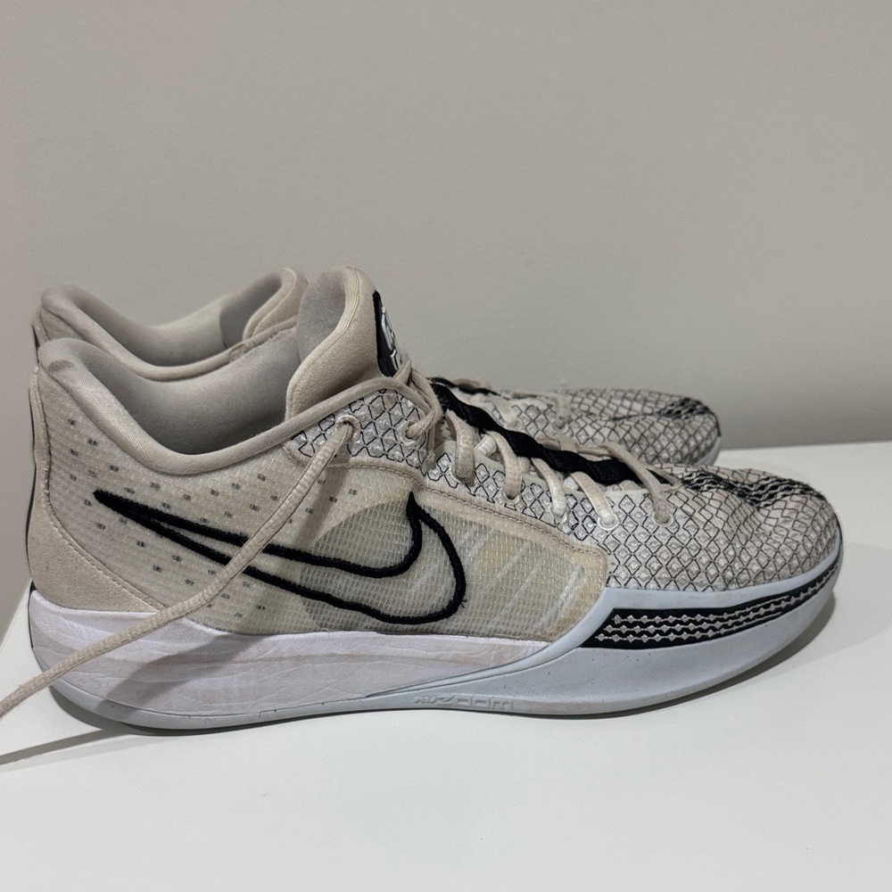 Nike Beige and Black Sneak